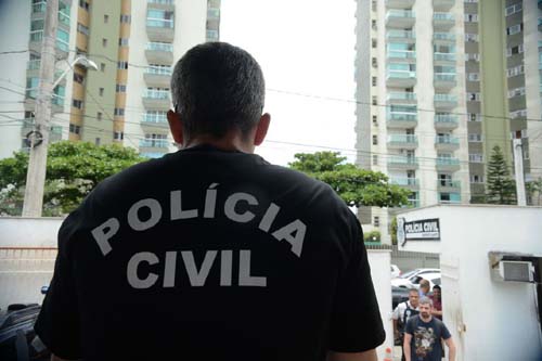 Polícia faz operação contra lavagem de dinheiro em escola de samba