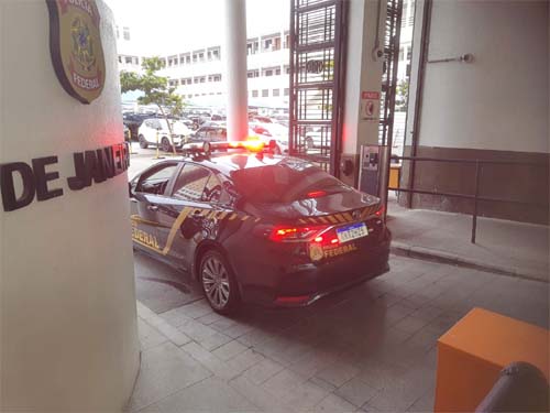 Alvo de operação contra fraudes bancárias é preso em condomínio de luxo na Zona Sul do Rio