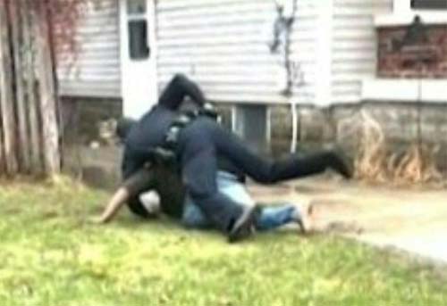 Pais de jovem negro morto no Michigan pedem que policial que atirou nele seja processado