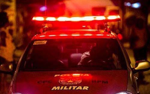 Jovem de 17 anos foge, após esfaquear mãe na cabeça