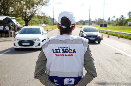 Três condutores são presos por embriaguez ao volante durante operação Lei Seca no Benedito Bentes