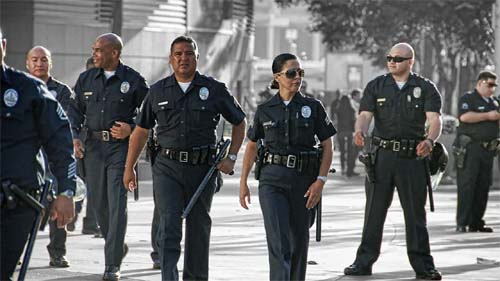 Confronto entre polícia e manifestantes marca protestos em Los Angeles após onda de deportações