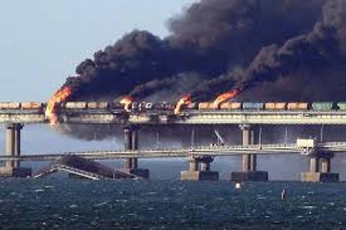Veja momento em que Ucrânia explode ponte que liga Rússia à Crimeia