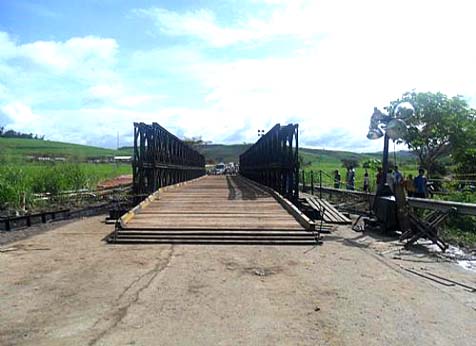 Ponte metálica normaliza tráfego na BR-101/PE