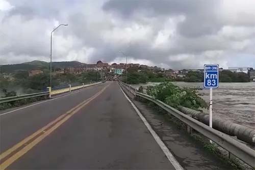 Caminhão carregado de queijo tomba na BR-316, em Satuba