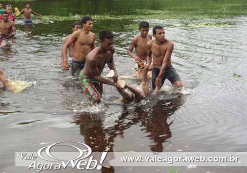Populares resgatam corpo de menino que morreu afogado no Paraíba