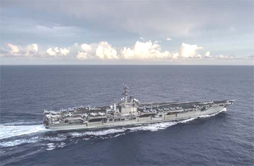 Porta-aviões dos EUA segue rumo ao Oriente Médio em meio a rumores sobre possível ofensiva contra o Irã