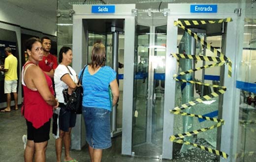 Idosa quebra porta da agência da Caixa Econômica com uma 