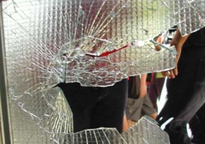 Jovem esmurra porta de vidro e morre de hemorragia