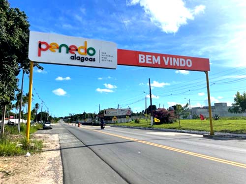 Homem é flagrado agredindo a esposa em via pública e acaba preso em Penedo