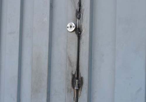 Dono de imóvel em Piracicaba solda porta para impedir inquilino de entrar