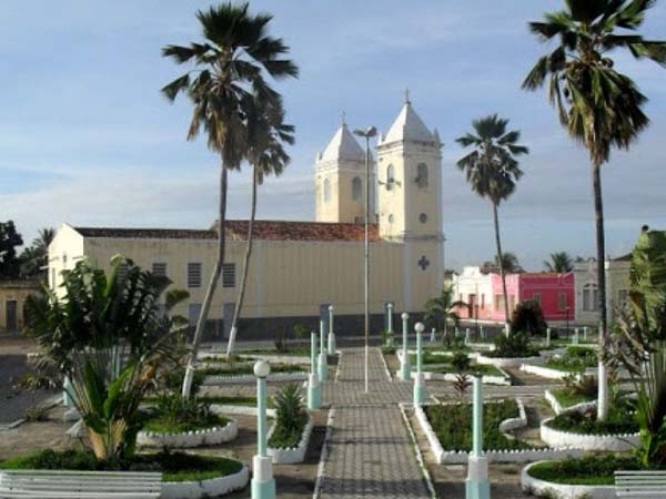 Homem é preso após agredir filha de três anos com vassouradas em Porto Real do Colégio