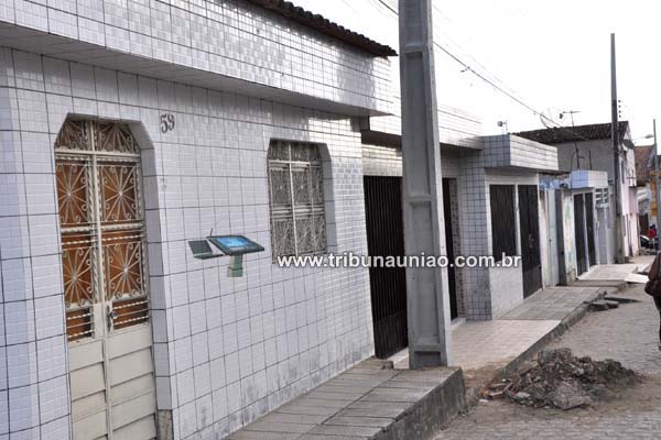 População denuncia fixação de postes de iluminação no meio dos passeios e proximos das varandas da residencias