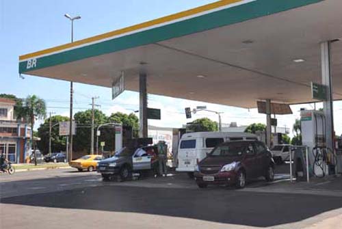 Bandido armado e sozinho assalta posto de combustível em frente a Central de Polícia