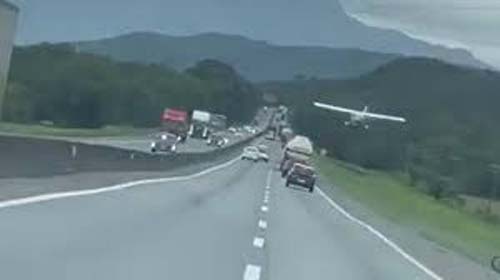 Monomotor realiza pouso forçado entre veículos na BR-101 em SC, mas ninguém se fere
