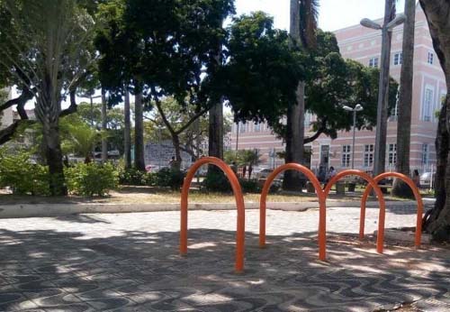 Mulher fica ferida e carros são danificados durante tiroteio no Centro de Maceió