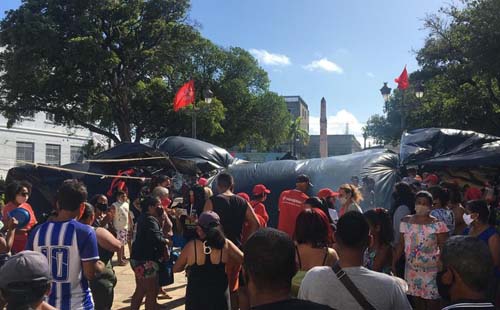 Em protesto por moradia, integrantes do MTST ocupam Praça Dois Leões