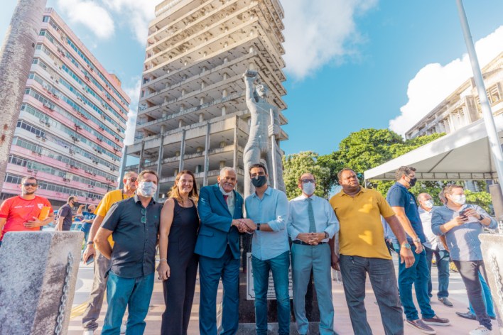 Prefeito JHC entrega Praça dos Palmares, no Centro, totalmente reformada