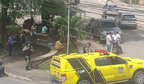 Homem é socorrido após ser alvejado a tiros em praça, mas morre no hospital