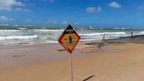 Adolescente de 15 anos se afoga e é salva por guarda-vidas na Praia da Sereia