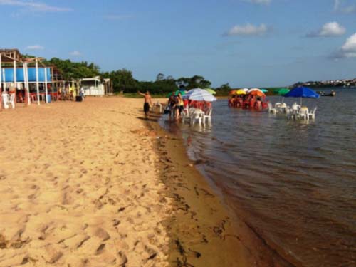 Homem é encontrado morto com marcas de tiro de dentro de canoa em Penedo