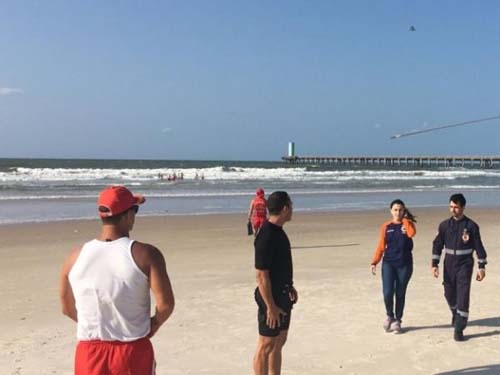 Pescador encontra corpo de adolescente que desapareceu no mar da Praia do Sobral