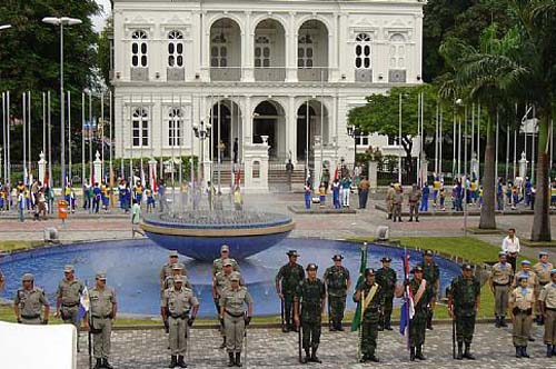 Imagens que falam: O martírio de uma praça que agoniza no coração de Maceió