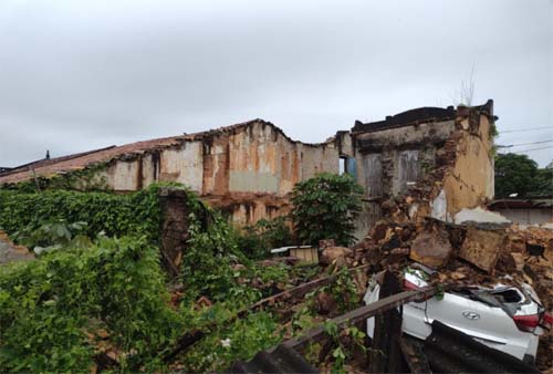 Parte de prédio abandonado desaba e atinge dois carros em Penedo