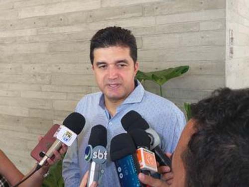 Prefeito Rui Palmeira vistoria obras de complexo esportivo em escola na Levada