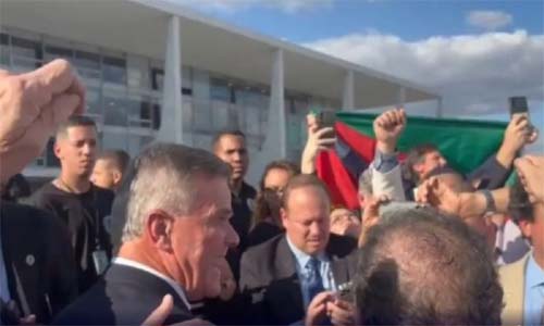 Prefeitos do RS são contidos por seguranças após tentarem subir a rampa do Planalto