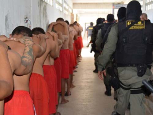 Governo tira militares das ruas e manda para presídios no fim de semana