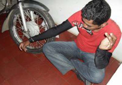 Na delegacia regional de Palmeira dos Índios, presos são algemados em grades e motocicletas