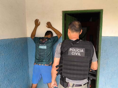 Polícia prende homem acusado de estuprar filha de 13 anos; ele estava foragido há 10 anos