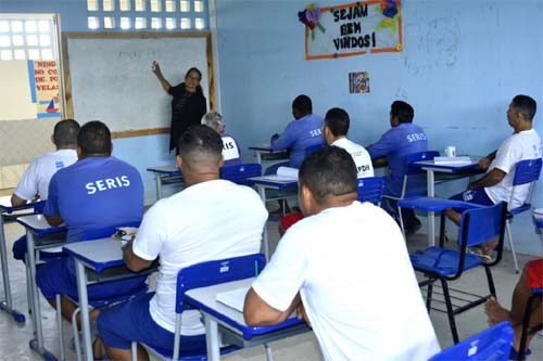 Reeducandos concluem curso de nível superior dentro do Presídio do Agreste