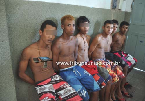 PM prende rapazes para averigução que estavam reunidos em casa invadida no Conjunto 'Nova Esperança'