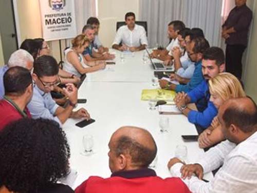 Prefeitura de Maceió atende servidores e retira PL de redução de gastos da Câmara