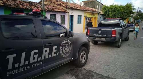 Polícia prende acusado de matar três pessoas ‘a mando’ de facção criminosa