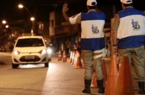 Motorista embriagado atinge oficial da PM com carro e é preso