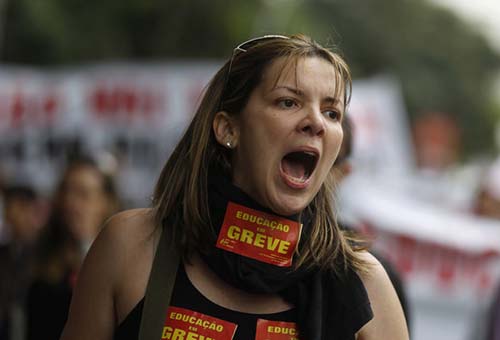 Mudança na aposentadoria para professores, que iguala homens e mulheres, revolta docentes