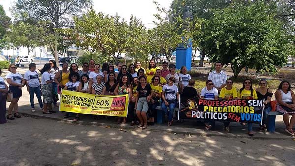 Professores de diversos municípios fazem ato cobrando pagamento de precatórios