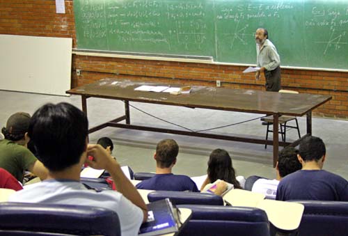 Brasil cai para último lugar no ranking de status do professor