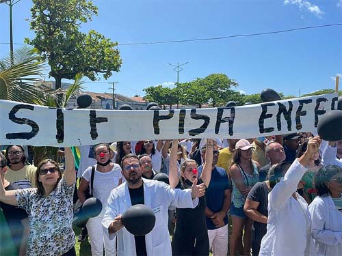 Profissionais da enfermagem protestam contra a suspensão do novo piso durante desfile de 7 de setembro