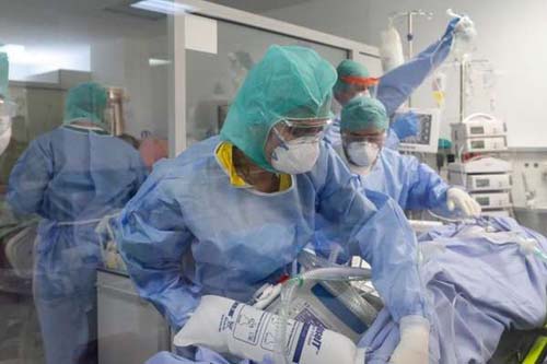 Coronavírus: 'Alguns não vão conseguir mais colocar o pé numa UTI', dizem terapeutas de profissionais da saúde