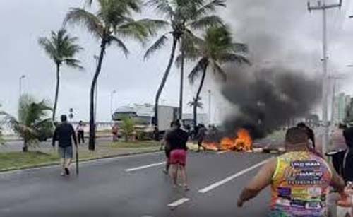 Moradores bloqueiam a Avenida Assis Chautebrian em proteto por faltal de energia