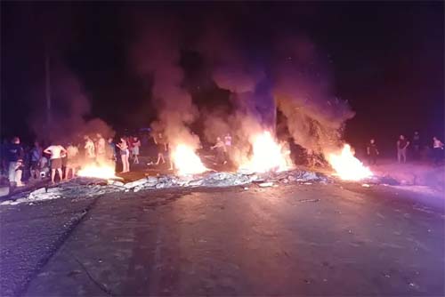 Moradores bloqueiam BR-416 para protestar contra assassinato de dois jovens
