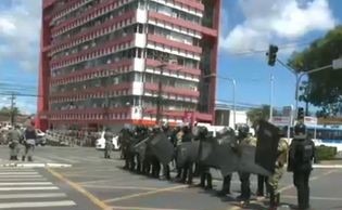 Protesto: Rodoviários da Veleiro entram em confronto com o Bope na Fernandes Lima