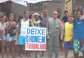 Moradores protestam contra fechamento de bar no Jacintinho