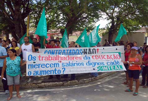 Em greve, servidores da Educação protestam em frente à prefeitura de Messias 