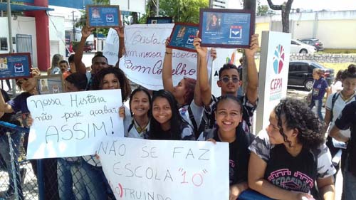 Estudantes protestam contra extinção de colégio