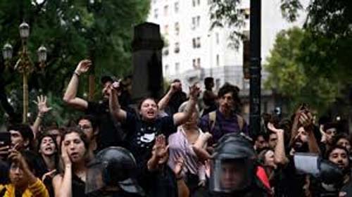 Estudantes brasileiros de medicina na Argentina abandonam país após aumento do preço das faculdades